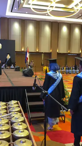 Finally!! Alhamdulillah, Pada akhirnya aku bisa bawa orang tuaku melihat aku di panggil maju kedepan untuk wisuda🥹🫶🏻🎓  #fyp #wisuda #fyp24jam 