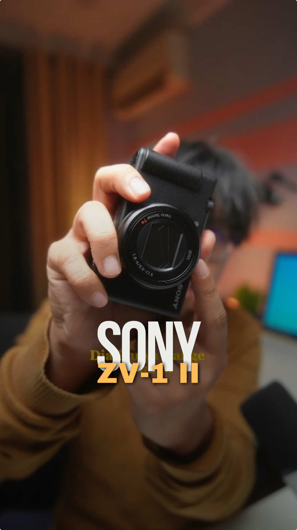 Kalau korang cari kamera compact untuk content creation, Sony ZV1 II ni memang 🔥! 📸 Saiz compact - senang bawa ke mana-mana 🎥 4K 30fps - hasil video clear & sharp 🔍 Zoom lens - boleh shoot dari jarak jauh pun cun 🎛️ Defocus feature - background boleh blur cantik gila 👌 Sesuai sangat untuk video review produk 🖥️ Boleh terus guna untuk live stream juga! Kamera ni serius ngam untuk creator yang nak high quality tapi tak nak kamera besar-besar. Korang rasa macamana? 🤔 #SonyZV #ZV1M2 @sonymalaysia @alphauniversemy