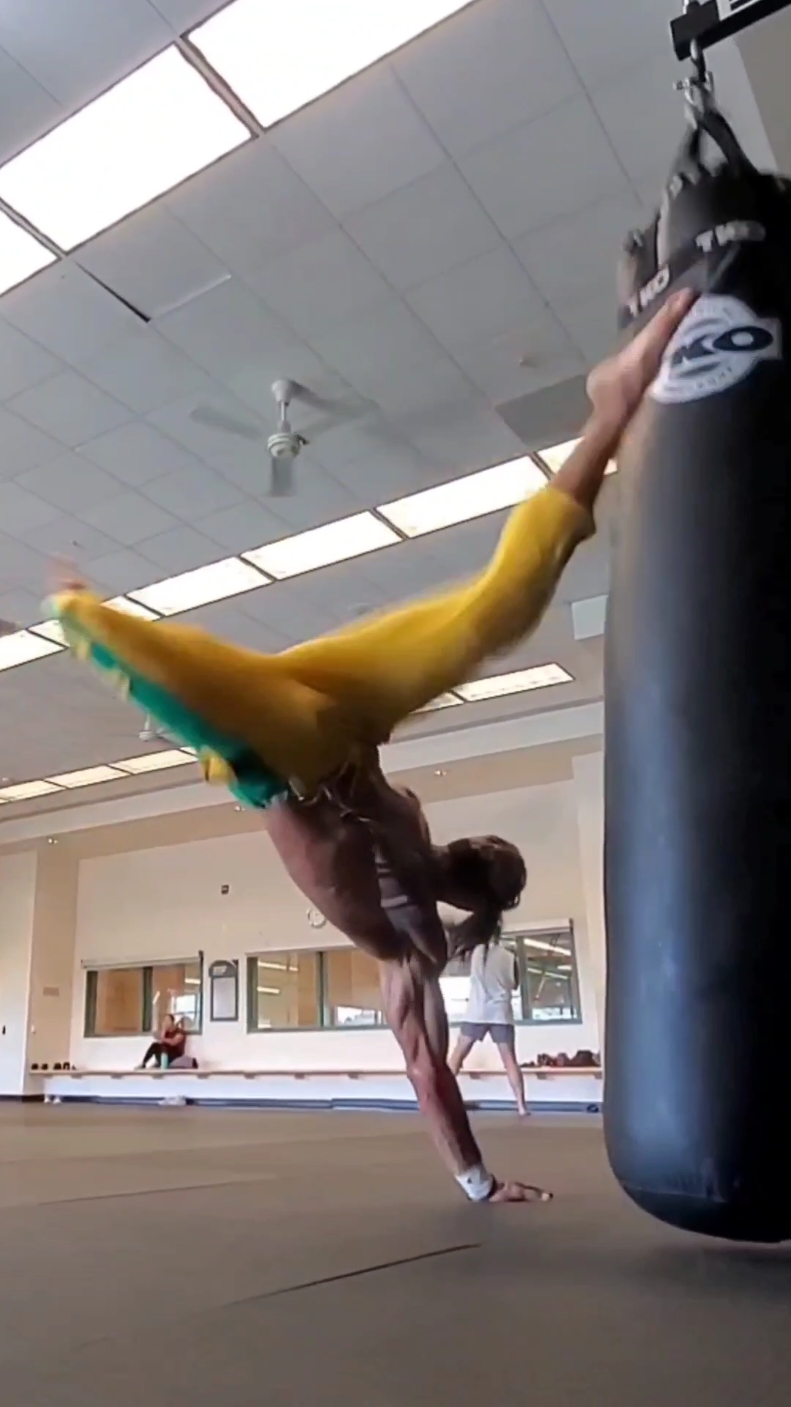 Happy (late) Halloween from Eddy Gordo🎃🦇🇧🇷 #eddygordo #tekken #capoeira #martialarts 