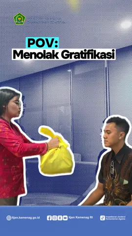 🎶  Punya prinsip jaga integritas itu penting banget! Kadang rayuan gratifikasi tuh manis, tapi sayangnya itu dilarang ya gaes..! 😆  Lebih baik kita pilah yang memang hak kita tanpa harus ambil yang bukan jatah, apalagi sampai dikasih 'hadiah' yang ada maksud terselubung. Mari bilang “no thanks!” dengan penuh gaya dan senyuman.  Lebih berharga martabat pekerjaan kita dari pada terima 'besek' nggak jelas! Yuk, sebarkan semangat anti-gratifikasi biar integritas makin bersemi #BebasTanpaGratifikasi. 🌟 #AntiGratifikasi #Hakordia2024 #JagaIntegritas #IntegritasDiri #TolakGratifikasi #LawanKorupsi #HidupJujur #APT.