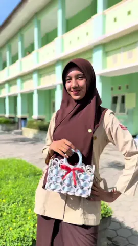 Tas Koran P5RA Kelompok 6 1. Baiq Ulfa Hidaya (6) 2. Charenina Putri Yundania (7) 3. M. Azril Salisussalam (17) 4. M. Daffa Eka Prasetya (20) 5. Nurul Hafizah (27) 6. Sholehaq Anggun Maulitazahra (35) #fyp #p5pra #4upage #kerajinantangan 