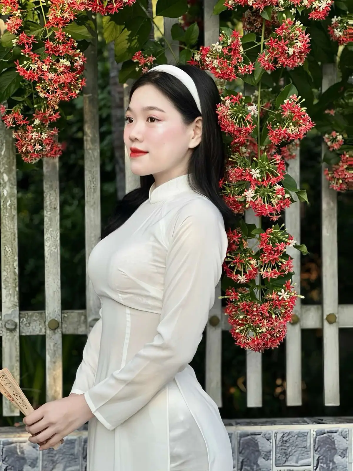 Nhà em hong có bạc vàng, có mấy can rượu đế chờ anh qua😝 @bui yen nhi🥕  #aodai#truyenthong#mientay#fyp#tet2025 #xuan #71bentre#damcuoimientay#xh 