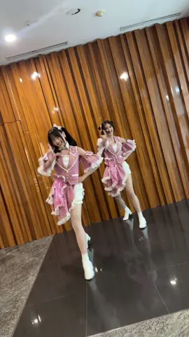 karena sukaa~~ @Greesella Adhalia 