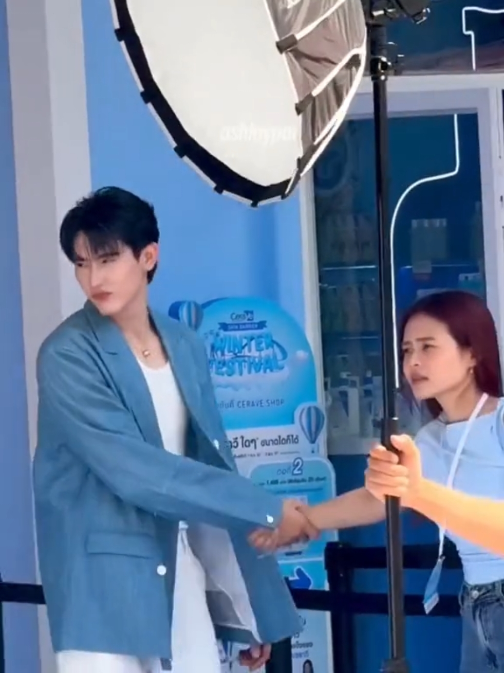 nhỏ lắc P’Palm muốn gãy cánh🤣😂 #kasibook_ #forcebook  #ฟอสบุ๊ค  #bookkasidet #bookforce #kasibook  #ceravewinterxforcebook  #fbxceravewinterftv  #yang_nt07 