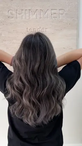 “精致巴黎画染，低调中透出高级质感，仿佛为发丝画上了优雅的妆容。💫 每一缕发色都衬托出白皙肤色，散发出高级气质，让美在细节中绽放。” #巴黎画染 #高级发色 #显白发型 #气质提升 #优雅发型 #时尚染发 #美丽蜕变 #发型灵感 #高端发色 #显气质 #shimmersalon_mountaustin #hairbyengesyeap #austinsalon #jbsalon 