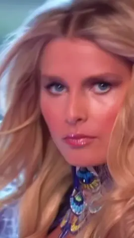 Hana Soukupová VSFS 2007 #victoriassecret #victoriassecretfashionshow #vsfs #vsfs2007 #vsmodel #vsangel #model #hanasoupukova #hana #soupukova #sameoldlove #selenagomez 