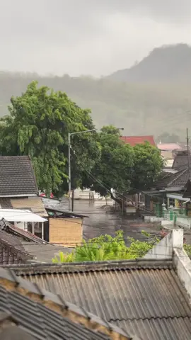 Punya kenangan apa sama lagu lamunan ? #puger #pugerjember #fypp #hujan 