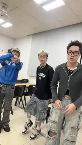 @Dangrangto aka Trần Lả Lướt @vcclefthand  Đú đớn với các bạn tí 😜
