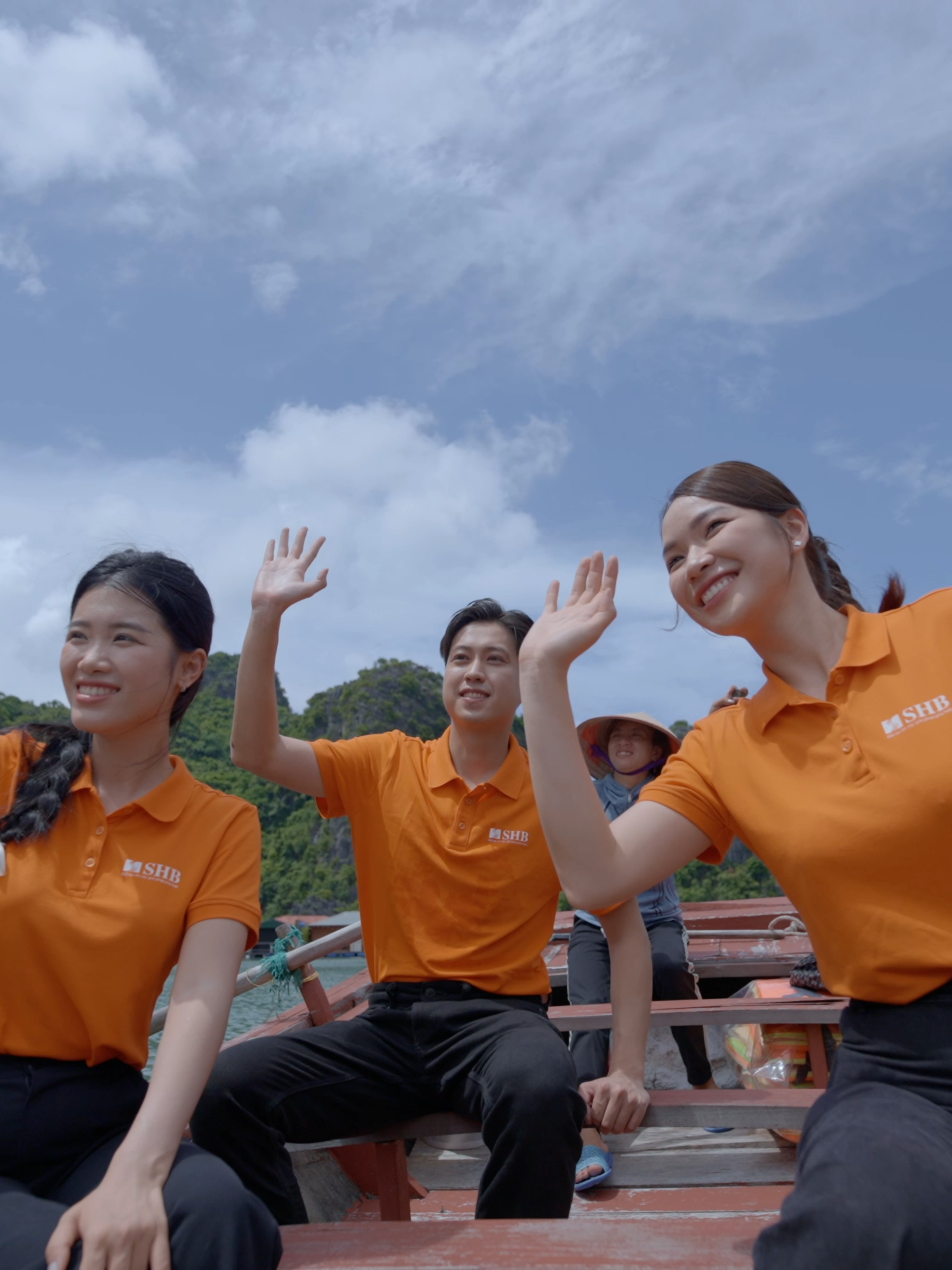 [OFFICIAL MV] TIẾN TỚI VINH QUANG - SHB x KHẮC HƯNG x ĐÔNG HÙNG x QUANG ĐĂNG - Nhân dịp kỷ niệm 31 năm thành lập (13/11/1993 – 13/11/2024), SHB trân trọng giới thiệu MV Tiến Tới Vinh Quang – một câu chuyện được kể bằng âm nhạc của người SHB mang trong mình khát khao cống hiến thêm nhiều giá trị tốt đẹp cho cộng đồng và xã hội. #SHB #Banker