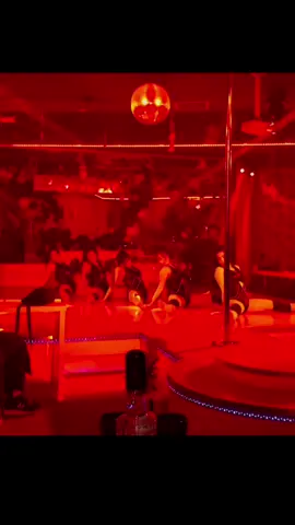 ハロウィンショータイム🎃🎃✨ 岡山フィリピンパブ⋆˚✧୧˚ 𝑼𝑷 𝑺𝑻𝑨𝑮𝑬 ˚୨✧。 素敵なショータイムであなたを魅了します🌹✨ ワンセット一時間なんとたったの4,000円⁉️ しかも飲み放題です🍻😆🥳飲んで、歌って、ショータイムを見て素敵な夜を私達と過ごしましょう‼️✨ 📍〒700-0836 岡山県岡山市北区中央町６−18 レインボープラザ #フィリピンパブ #🇵🇭🇵🇭🇵🇭 #philippinepub #ショータイム #アップステージ #岡山夜の町 #おすすめにのりたい #運営さん好き #Upstage #岡山 #岡山キャバクラ 