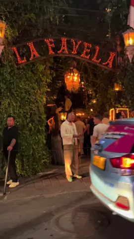 Sekali-kali rasain lewat jalan Kayu Aya Seminyak pas malem minggu, nikmatin macetnya & nonton antrian La Favela 😂😂😂 #lafavela #lafavelabali #seminyak #seminyakbali #bali #seminyakbalibeach #baliindonesia #baliisland #fyp #fypage #fyppppppppppppppppppppppp 