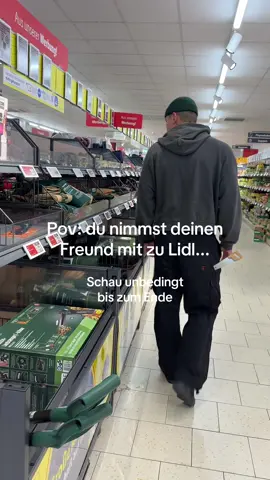 Hauptsache er ist glücklich 🫶🏼😂 #freund #meme #lustig #beziehung #handwerker #lidl #einkaufen #säge 