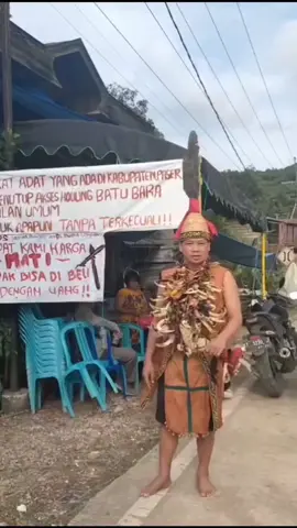 Momen seorang pria dayak, Pangkalima Bangkariyen berikan dukungan terhadap insiden yang terjadi beberapa waktu lalu yang viral di salah satu daerah di Kabupaten paser, Kalimantan Timur.  Masyarakat dan pemerintah setempat sepakat melarang truk hauling batu bara melewati jalan umum lantaran kerap mengakibatkan kecelakaan.  Yang terbaru pada 28 Oktober 2024 lalu di mana seorang Pendeta Perempuan berusia 20 tahun bernama Veronika meninggal dunia setelah terlindas truk bermuatan batu bara yang termundur setelah tidak kuat menanjak di jalan negara di kawasan Muara Komam.  [🎥 Pangkalima Bangkirayen]  Sumber: @kaltimtimes #dayak #batubara #hauling #kalimantan #kaltim #kalsel 