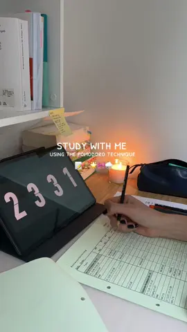25mins of focused studying in just 10 seconds📝 what do you think about the pomodoro technique? #pomodoro #studytok #studywithme 