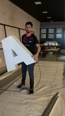 Fiz uma letra caixa com 15 cm de profundidade…