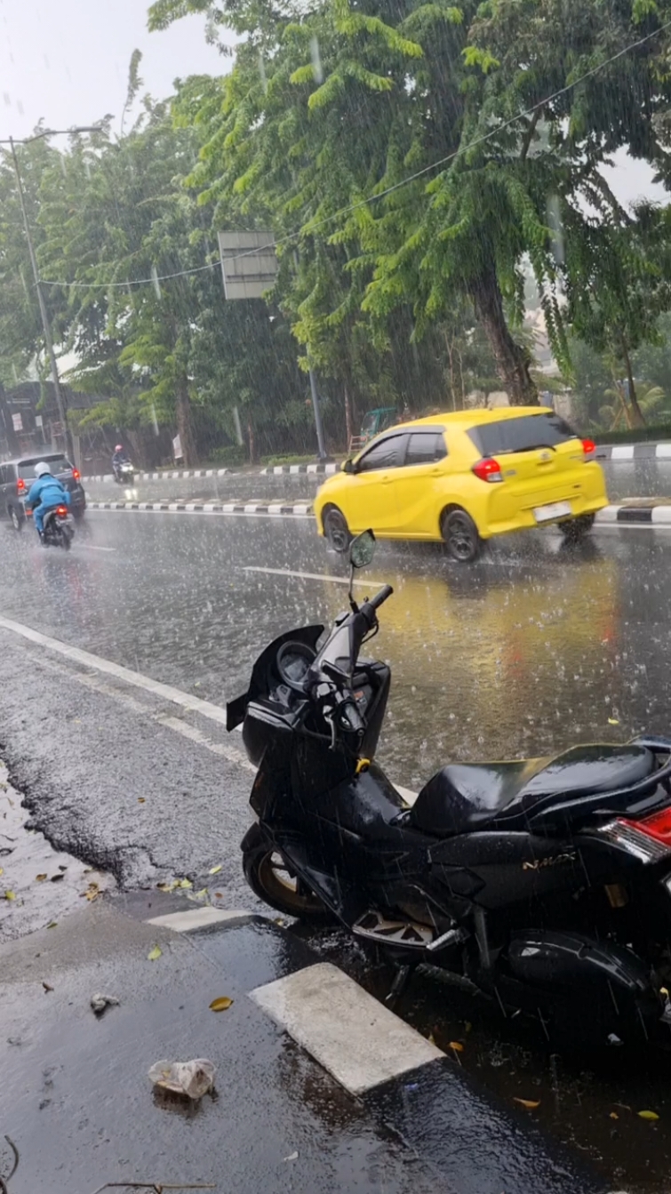 Hujannn hujann #hujan #jakarta #vibess #hujanvibes #fyp #fypシ #jalan #tiktok #storytime #storyhujan 