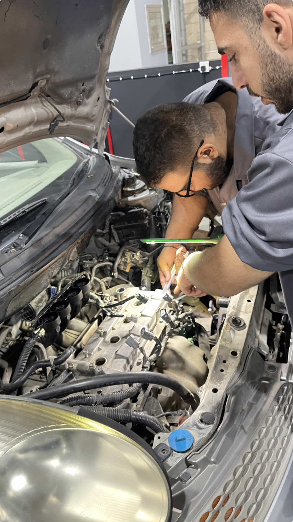 🔧 Έναρξη μαθήματος επιδιόρθωσης μηχανών στη Σχολή μας!  🚘 Οι μαθητές μας θα αφαιρέσουν, επισκευάσουν και θα τοποθετήσουν  τις μηχανές των αυτοκινήτων!  👨‍🔧 Οι τεχνικοί του μέλλοντος εκπαιδεύονται στην AMEC #engine #service #repair #mechanic #technician #automotive #engineering #racing #drift