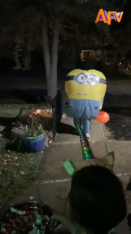 This kid in a inflatable minion halloween costume trying to put candy in bucket is the funniest! 😫😂😂😂 @AFVofficial  #fyp #minion #minions #costume #halloweencostume #trickortreat #funnyvideo #tiktokviral #funnytiktokvideos #funnytiktok #reels #toofunny 