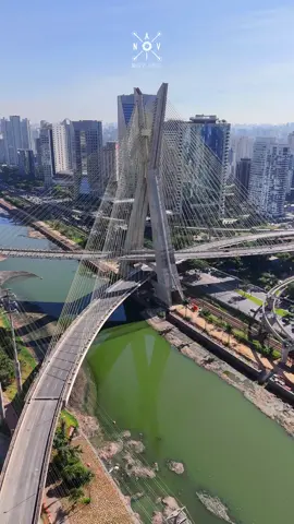A Ponte Estaiada, oficialmente chamada de Ponte Octávio Frias de Oliveira, é um marco arquitetônico em São Paulo, Brasil. Inaugurada em 2008, ela se destaca por seu design moderno e elegante, com cabos de aço que sustentam a estrutura. A ponte conecta as marginais do Rio Pinheiros e é um símbolo da modernidade da cidade, além de oferecer uma bela vista da paisagem urbana.  Crédito da imagem 📸 @navi_drone  #ILoveSP #I❤️Sp #saopaulo #sp #011 