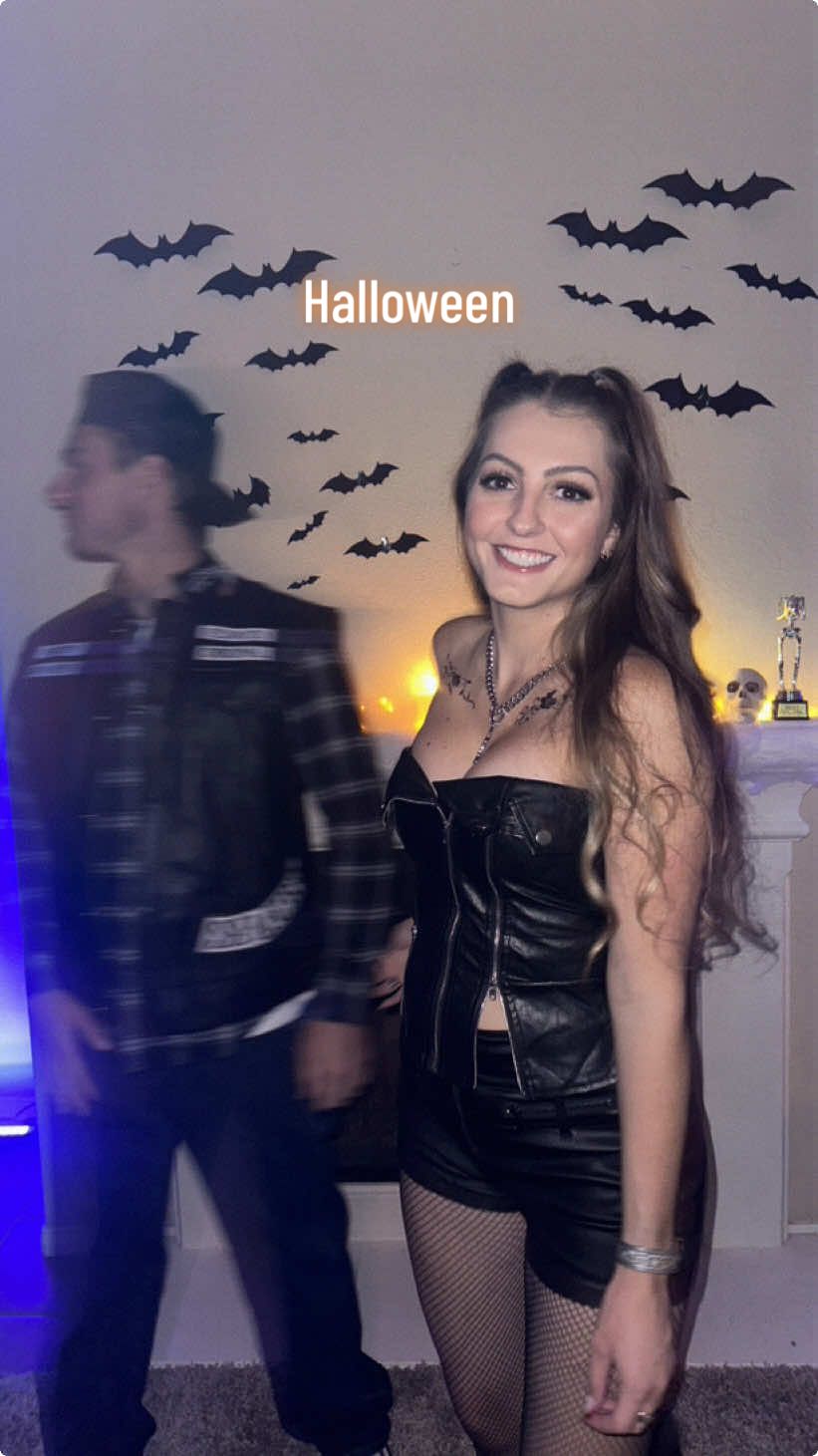 Jax & his old lady 🏍️👻🦇#sonsofanarchy #SOA #jaxteller #jaxandtara #creatorsearchinsights #halloweencostumes2024 #coupleshalloweencostumes #SAMCRO #sonsofanarchymc #sonsofanarchycostumes #halloweenlook2024 #taraknowles #jaxandtaracostumes 