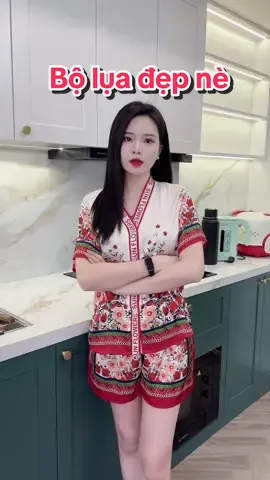 Bộ lụa latin cổ Y sang chảnh. Hoạ tiết in sắc nét #châmphan #champhanreview #champhan #review #dobo #dolua#doboxinh #doluaxinh #pijama #thoitrangmacnha #dobomacnha #thoitrang #thoitrangnu 
