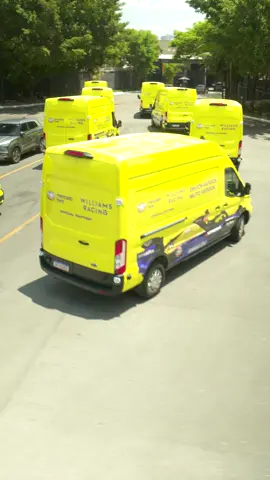É possível a entrega mais rápida do Brasil* ficar ainda mais rápida? Parece que sim 👀. Nesse final de semana, nossas vans viraram carros de Fórmula 1. Viu uma delas por aí? Posta com a #MercadoLivreNaF1. *Análise comparativa independente, baseada em cálculo da média dos prazos de entrega ofertados durante o período de 14/04/2022 a 18/04/2022. #DescriçãoDaImagem No vídeo, uma van de Mercado Livre em movimento está andando pelas ruas de São Paulo. A van tem uma adesivação especial, onde um carro de Fórmula 1 da Williams está estampado em sua lateral. Entra a cartela de assinatura com o logo de Mercado Livre e da Williams Racing, com a descrição 