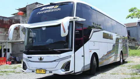 White Gold _Bismillaah_ *Prabu Jaya Trans* 🚌 *Jetbus5 Hino RM 280* *Fasilitas :* - TV - ⁠Karaoke - ⁠Audio - ⁠Youtube - ⁠Bantal - ⁠Selimut - ⁠Port USB - ⁠Dispenser *Info dan reservasi :* 082324440008 / 082116997983  #prabujayatrans #buspariwisatabandung #sewabusbandung #citytourbandung #tourjakarta #tourjogja #dropbandara #kulinerbandung #pesonajawabarat #pesonaindonesia #bandungjuara #sewabisbandung #bandungrental #perjalanandinas #explorebandung #exploreindonesia #wisatabandung #wisatajakarta #pesonabali #explorelombok #travelingindonesia #woderfullindonesia #hiacebandung #elfmania #busmania #janganlupapiknik #explorepangandaran #mariliburan #ziarahwalisongo 