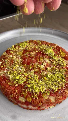 ‎كنافة الشوفان Oatmeal kunafe no sugar  ‎بدون سكر  ‎.جربوها وادعولي 😍👌 @chef.1.mutaz   @chef.1.mutaz  @mutaz.sami.alsaraj   ‎#االطعم_يسولف  #chef1mutaz_اكلات   ‎المقادير 🇮🇶 ‎١ كوب و نص شوفان ‎٢ ملعقتين طعام فستق حلبي  ‎١ ملعقة طعام زيت زيتون  ‎١ ملعقة طعام عسل  ‎١/٢ نص ملعقة طعام زيت جوز هند  ‎ملون غذائي  ‎٢٥٠ غ جبنة القريش  ‎في وسط الفرن على درجة حرارة ١٧٥ س لمدة ٢٥ دقيقة  Ingredienser 🇸🇪 1 och en halv kopp havre  2 msk pistagenötter  1 msk olivolja  1 matsked honung  1/2 halv matsked kokosolja  Matfärg   250 g keso  Mitt i ugnen i 175°C i 25 minuter Ingredients 🇬🇧 1 and a half cups of oats  2 tbsp pistachios  1 tablespoon olive oil  1 tablespoon of honey  1/2 tablespoon coconut oil  Food coloring  250 g cottage cheese  In the middle of the oven at 175°C for 25 minutes . . . . . . . #kunafa #food #explore #instafood #instagram #Foodie #foodstagram #instalike #iraq #instagood #Love #foodstagram #foodblogger  #dubaifoodbloggers  #العراق #الامارات #السعودية #البحرين #سلطنة_عمان #الاردن #طبخ #طبخات #وصفات_دايت #دايت #diet #healthyfood  #sweet 