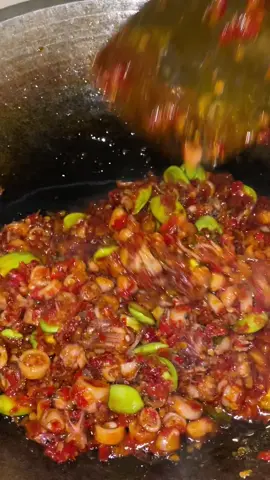 sambel cumi asin mercon 🫠 bahan :  1/4 cumi asin 3 keris pete 20 cabe merah keriting 35 cabe rawit merah 10 bawang merah  5 bawang putih  2 lembar daun jeruk garam  gula  penyedap rasa #cumimercon #sambalcumi #cumipete #resepsimpel #resepviral #fypp 