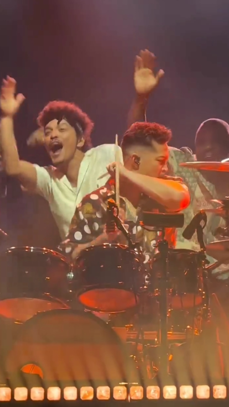 ele todo felizinhooo e perturbando o irmão kkkkkkk #brunomars #epanda #brunomarsfans #fy 
