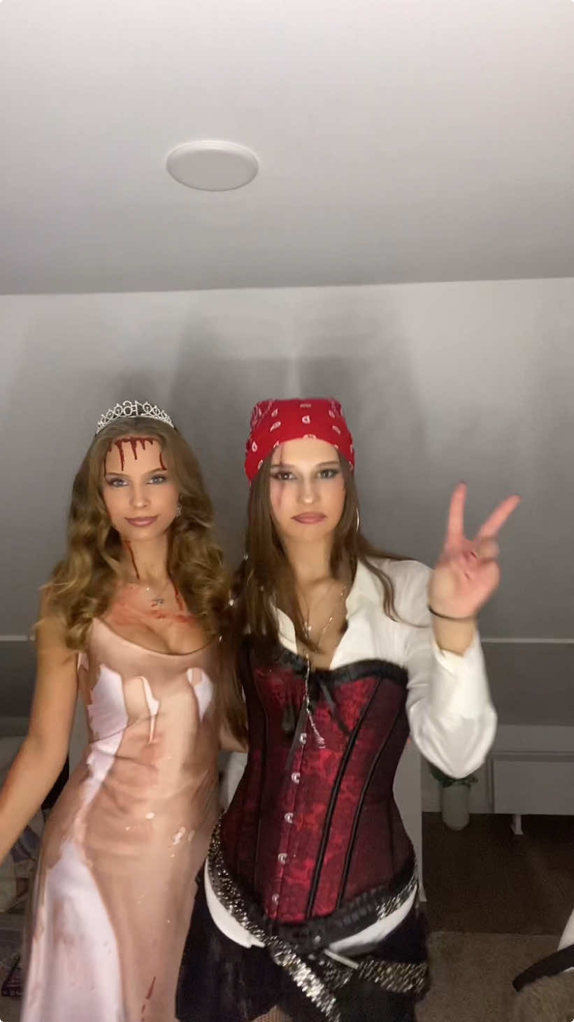 if i can‘t have you…🔪🩸 #fy #fyp #viral #halloweenlook #halloween2024 #carrie #pirate #fakebl00d #transition @🎀᥇ꫀꪖꪻꫀ🎀 