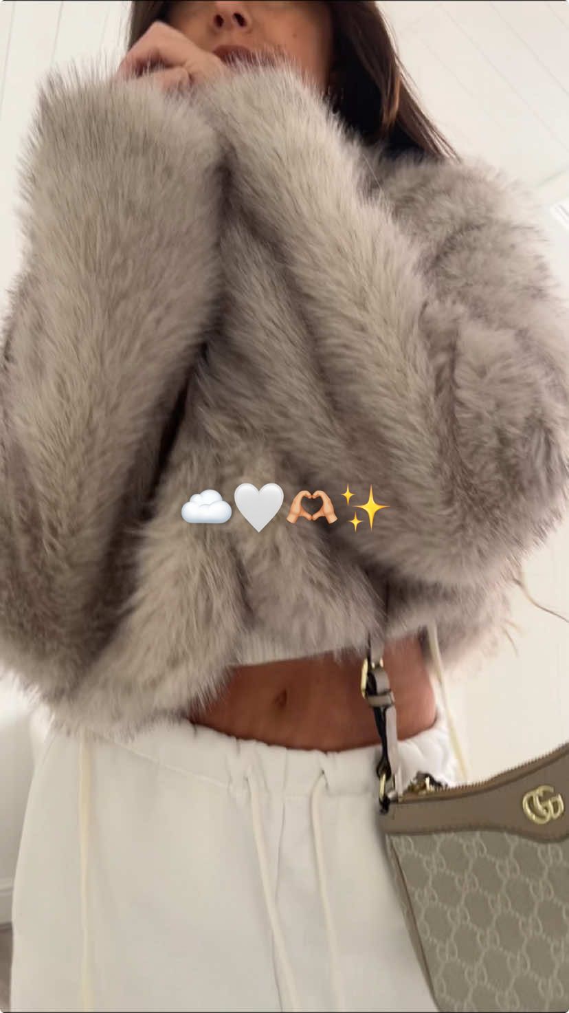 cosy outfits but still cute autumn vibes☁️☁️☁️ #cosyoutfits #autumnvibes #autumnoutfits #furcoat #furcoatseason #fyp #trend 