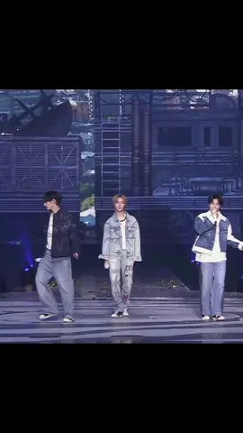 kenapa lagu ini bagus bngt😭 tpi disini salfok tangan hyuka gemeteran nahan sakit kasian, get well soon hyuka😭 #quarterlifecrisis #taehyun #beomgyu #hueningkai #txt #tomorrow_x_together #txtmoa 