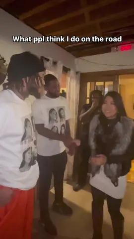 what ppl think I do on the road vs. what I actually do 😫 see you on the road ⬇️ 11/2 Emmaus PA 11/3 Levittown NY 11/6 Detroit MI 11/7 Toronto 11/8 Niagara Falls 11/9 Montreal 11/10 Ottawa Canada 11/14 NYC 11/16 Pasadena 11/23 Hawaii  11/30-12/1 Guam 12/7 Pasadena CA 1/8-12 Covina CA 1/16-18 Dallas TX 2/13-15 San Diego CA 🎟️summerscomedy.com #jiaoyingsummers #standupcomedy #comedy #comedygold 