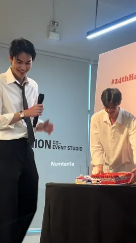 มีเพื่อนรักมาถือเค้กวันเกิดให้ ก็น่ารักกกกันเกิน55555555555😭🫠🩷🫶🏻 #24thHappyDewDay #dew_jsu #dewjirawat #ดิวจิรวรรตน์ #tee_vtp 