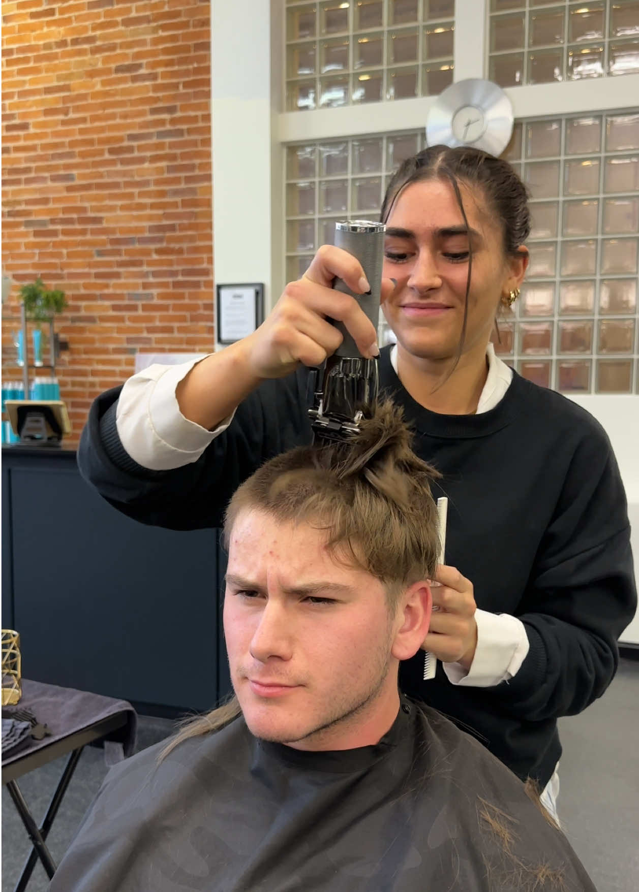 buzzcut, bleach & tone #bleachbuzz #buzzcut #bleachedbuzz #hairsalon #menshaircut #lucyseitz #hairtok #bleachandtone #blondehair #toner #haircut #haircolor