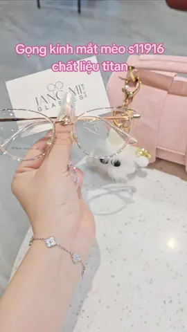 Gọng mắt mèo sang chảnh tông màu trắng vàng siu xinh, e mời các nàng lên đơn ạ #TikTokFashion #matkinh #thoitrang #matkinhjangmi 