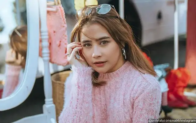 #prillylatuconsina #prillylatuconsina15  (membayangkan dia mencoba rambut panjangnya  dengan warna seperti di foto slide 1 omg ☺😍