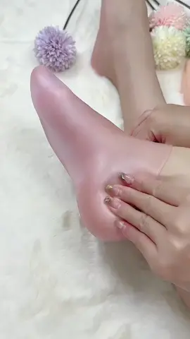 Autumn and winter must-have silicone moisturizing socks #fyp #tiktokmademebuyit #homefinds #skincare