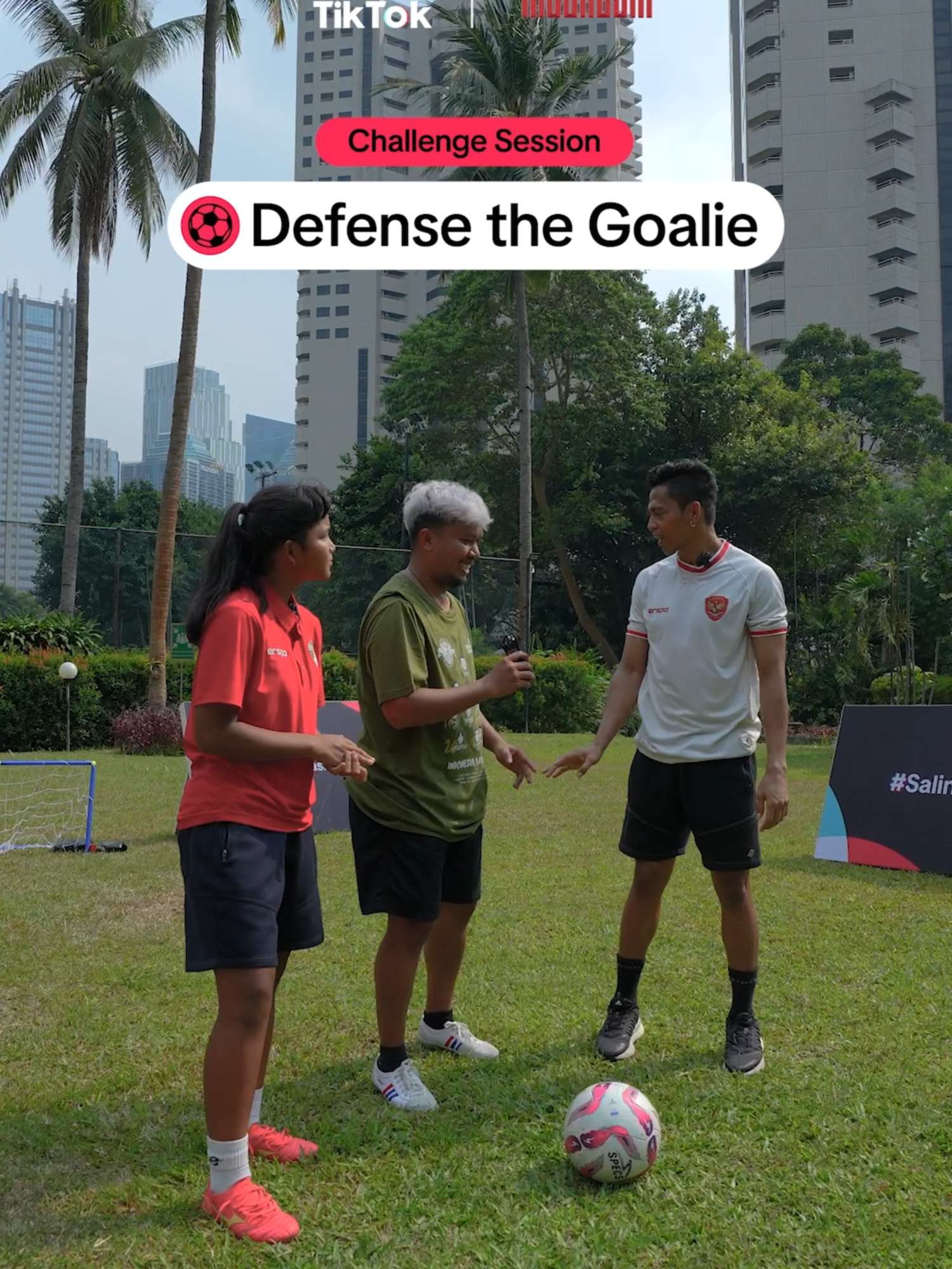 #TiktokTeach: Cara bertahan dan menyerang yang baik ketika bermain sepakbola. Dipraktekan langsung oleh Jenna & Kkajhe dengan Ali Akbar sebagai wasitnya!