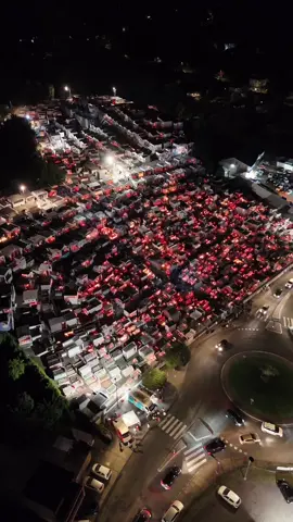 📍Morne-à-l’Eau : un cimetière pas comme les autres, Le plus grand en Guadeloupe. | | | La Fête de la Toussaint Le 1er novembre au soir, les familles se retrouvent pour se recueillir sur les tombes de leurs défunts dans une ambiance de fête. Vendeurs de bokits, de pistaches (les cacahuètes) et de sinoballs envahissent alors les abords du cimetière qui se pare d’un halo doré, reflet des centaines de bougies qui illuminent les tombes #Toussaint #guadeloupe #vue #illumination #bougie #Fête #antilles #fyp #foryou #decouverte #971 #pourtoi #caraibes #defunt 