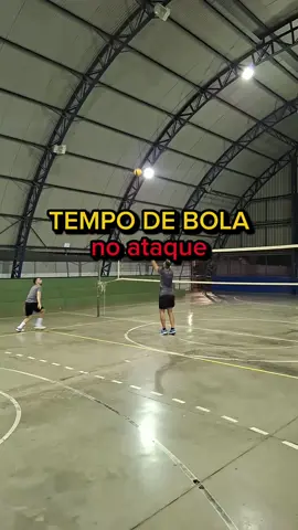 Você pode estar iniciando, iniciado ou finalizado a primeira passada. Independente em qual estado você vai estar na primeira passada, existe grandes chances na bola alta, você estar no tempo correto. Na bola média, você deve estar mais ou menos na segunda passada de ataque. Na bola chutada, você deve estar mais ou menos na terceira passada de ataque. O que isso significa?  Isso vai te dar um bom parâmetro para tanto você atacante, quanto você levantador, ajustarem a bola.  Nesse mesmo exemplo do vídeo, se reparerem na bola chutada (terceiro exemplo), o atacante estava iniciando a terceira passada. Se o levantador tivesse levantado uma bola mais acelerada do que a que foi feita no vídeo, o atacante não teria conseguido pegar o tempo da bola. Então quem estaria errado, o levantador ou o atacante? Depende. Depende se querem acelerar mais ou não o jogo. Se o objetivo é acelerar mais o jogo, então em um levantamento mais rápido, o atacante deveria estar terminando a terceira passada para poder pegar um levantamento mais rápido ainda, se o atacante estiver iniciando a terceira passada, ele não iria chegar a tempo. Cupom rvolei @soldiersnutrition  Deu para entender? #volei #voleibol #volleyball