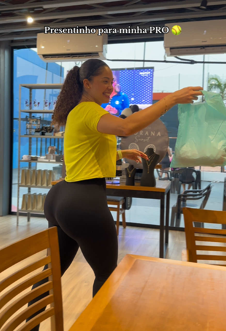 Jogamos com garra e vencemos 4 jogos incríveis! Ficamos pela semifinal, mas só tenho gratidão pelo apoio da minha dupla e pela energia de todos. Parabéns à dupla campeã e à organização pelo evento impecável! Vamos com tudo na próxima!” 🏖️🏆 #BeachTennis #beachtennissantarem #obeachvenceu #fyp #foryou 