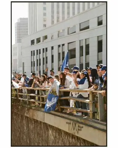 LA vibes #35mmfilm ⭐️ @Los Angeles Dodgers  @The Los Angeles Times @Pantone 294 #losangelesphotographer #WorldSeries #dodgers #latimes #MLB #dodgerparade #shoheiohtani 