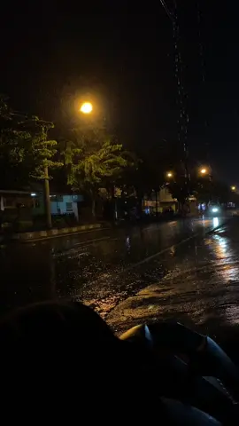 Solo dan hujan#malam#lampujalan#sendiri#