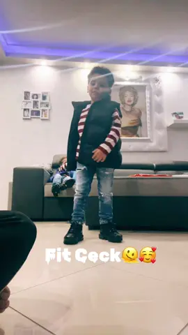 Vi aspettiamo nei commenti😂#trend #xteee #fitceck #outfit #bambini #napoli #perteeeeeeeeeee 