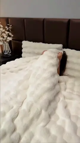 I found a luxurious faux rabbit fur throw blanket—soft, cozy, and fluffy, providing warm comfort like a perfect bubble throw! #fyp #blanket#amazonhome #homedecor #homeinspo#cozyathome#easeland