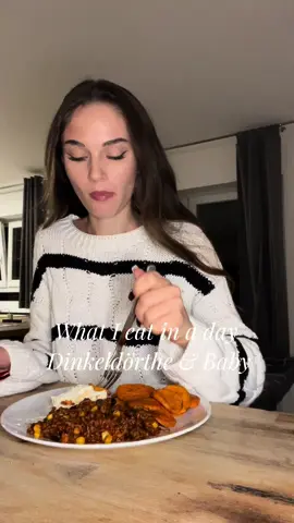 What I eat in a day 🤍 Hier eine kleine Food-Inspo für euch (und vielleicht euer Baby denn alles ist auch Babytauglich - dann aber ohne salz! 🩵). Zum Pulver: Ich bereite immer Anfang der Woche das nährstoffreiche Pulver vor und lagere es im Kühlschrank als vielseitiges Topping! Und da meine Clips zu kurz sind und ich nicht so viel sagen konnte habe ich alle Vorteile der Mahlzeiten einfach aufgeschrieben, falls es euch interessiert. Ich kann auch gerne zu den einzelnen Mahlzeiten die Rezepte abdrehen wenn sich das jemand wünscht🫶🏼