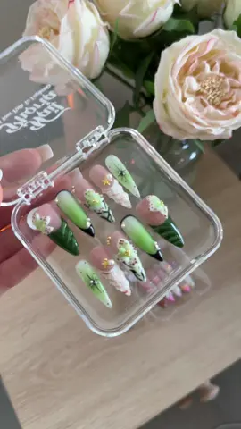 The new IT girl accessory! 🥹 @Nailphoria #nailphoria #pressonnails 