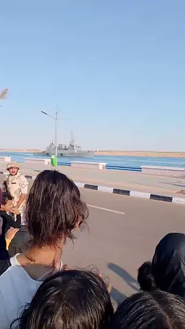 #💥🌍تطورات_ألاحداث_العالمية_ا🌍🔥 تفاعل المصريين البسطاء مع مرور المدمرة الإسرائيلية في ⁧‫#قناة_السويس‬⁩  🔴غير عادي ‏ مصر تصدر توضيحا إثر غضب عربي بعد رصد عبور فرقاطة إسرائيلية من قناة السويس.  ‏أكدت هيئة قناة السويس التزامها بتطبيق الاتفاقيات الدولية لضمان حرية الملاحة لجميع السفن، التجارية والحربية، بما يتماشى مع اتفاقية القسطنطينية، لتعزيز مكانة القناة كأهم ممر بحري عالمي.